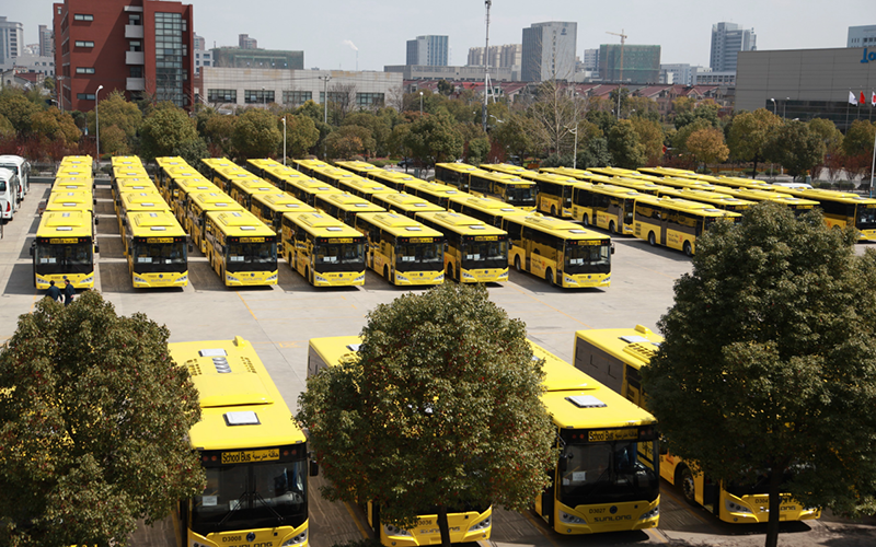 2015年，120臺(tái)SLK6109校車(chē)在申龍工廠(chǎng)整裝待發(fā)沙特市場(chǎng)。