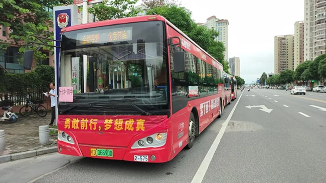 596輛申龍純電動(dòng)公交車護(hù)航學(xué)子追夢之路